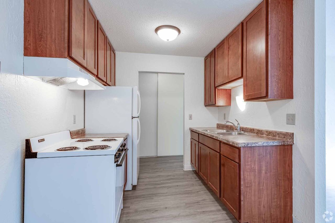 956 Place Apartments - Photo 4 of 38