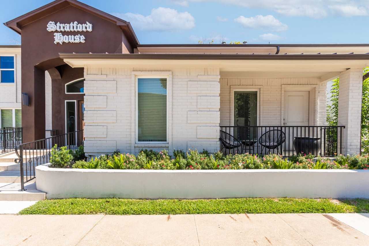 Stratford House Apartments - Photo 2 of 24