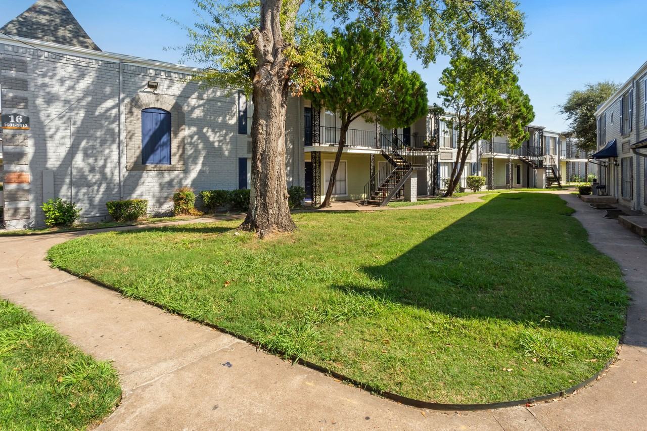 Town Park Apartments - Photo 3 of 28