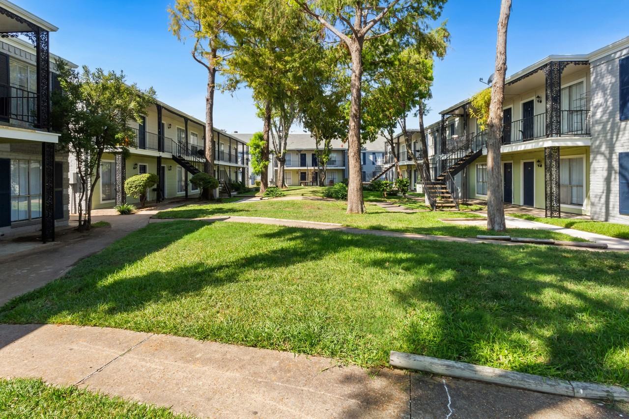 Town Park Apartments - Photo 5 of 28