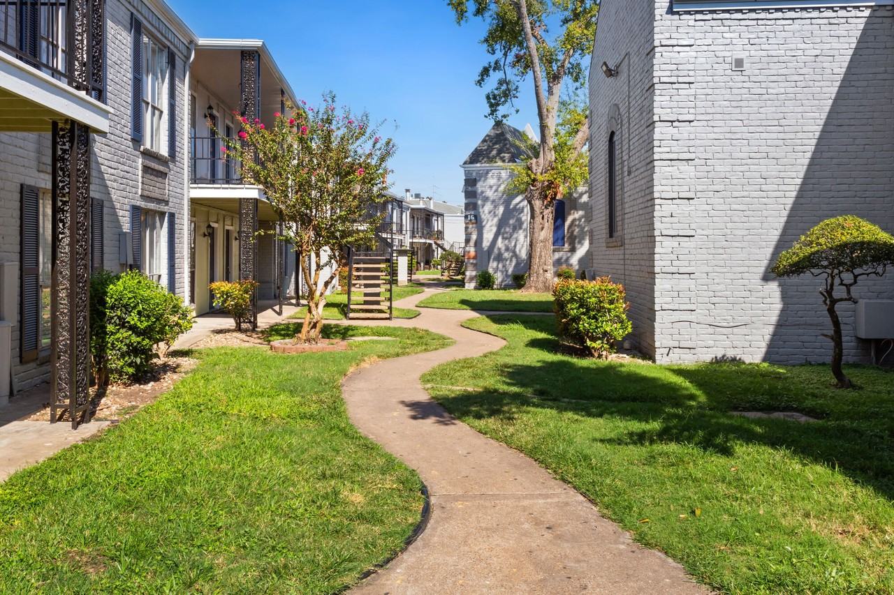 Town Park Apartments - Photo 7 of 28