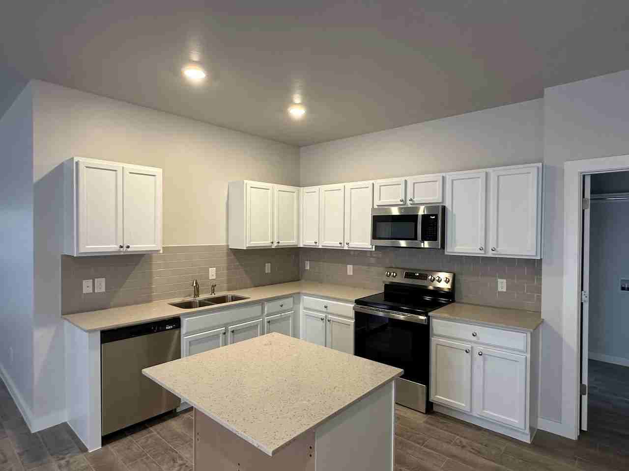 17009 Oakridge Cir - Photo 4 of 24