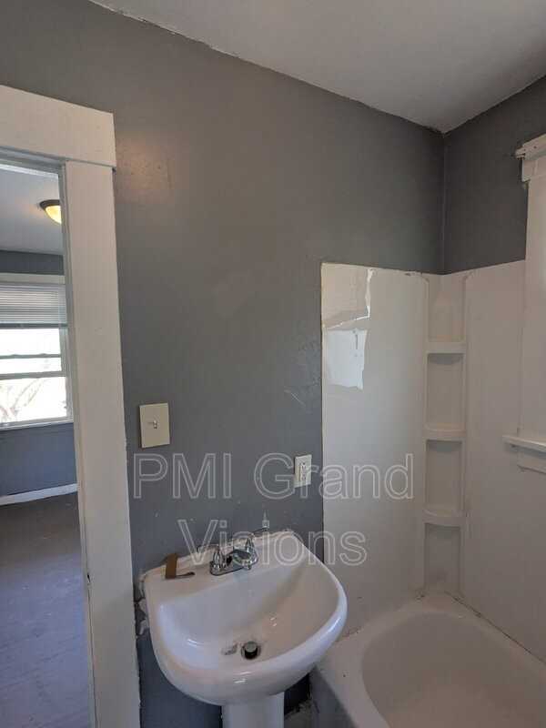 645 W Sawyer St - Photo 2 of 12