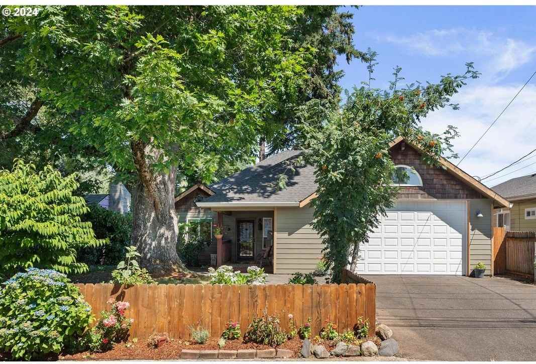 1421 Se 4th St - Photo 2 of 26