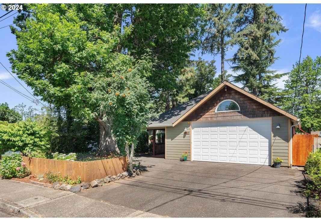 1421 Se 4th St - Photo 3 of 26