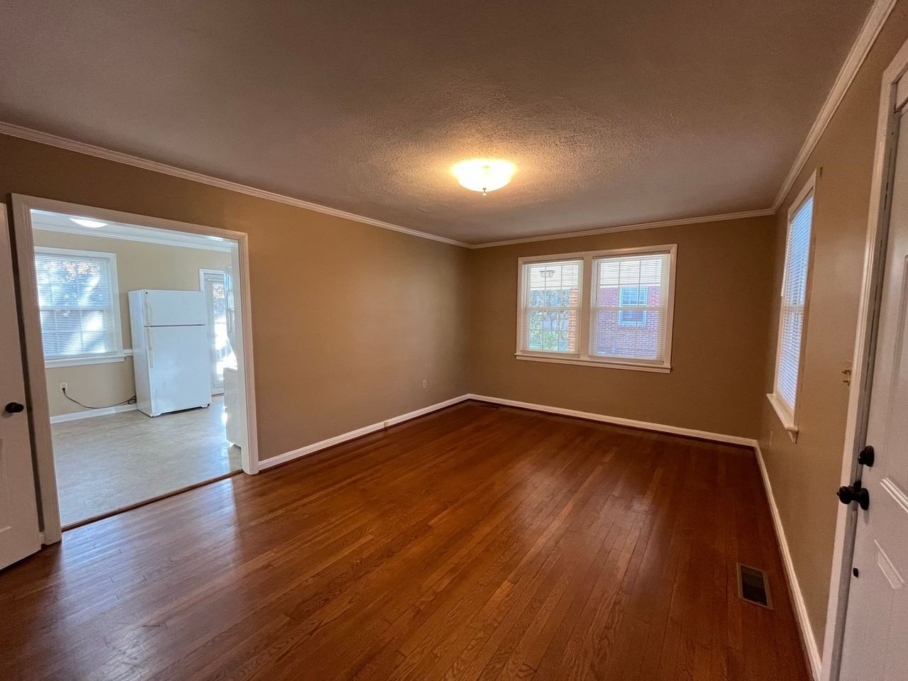 810 Westview Dr - Photo 4 of 23