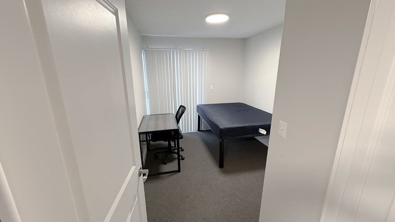 105 N Busey - Photo 5 of 28