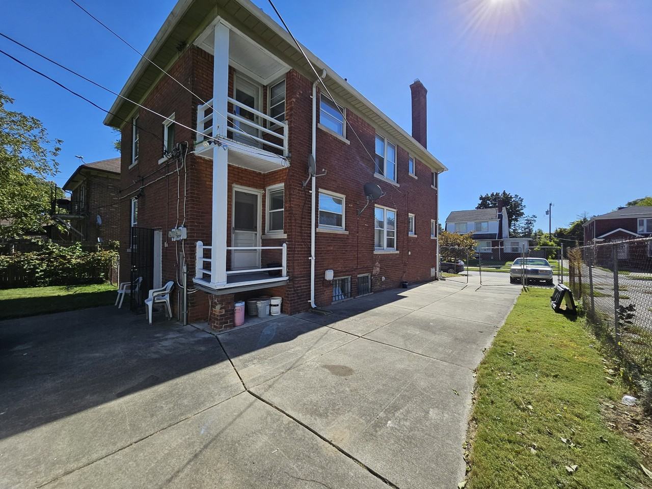 446 W Golden Gate - Photo 3 of 14