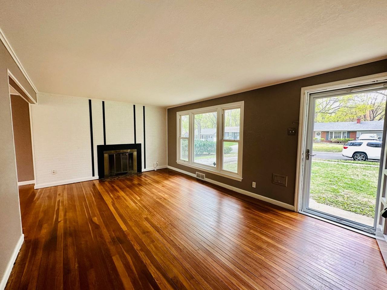 7047 Linden St - Photo 4 of 24