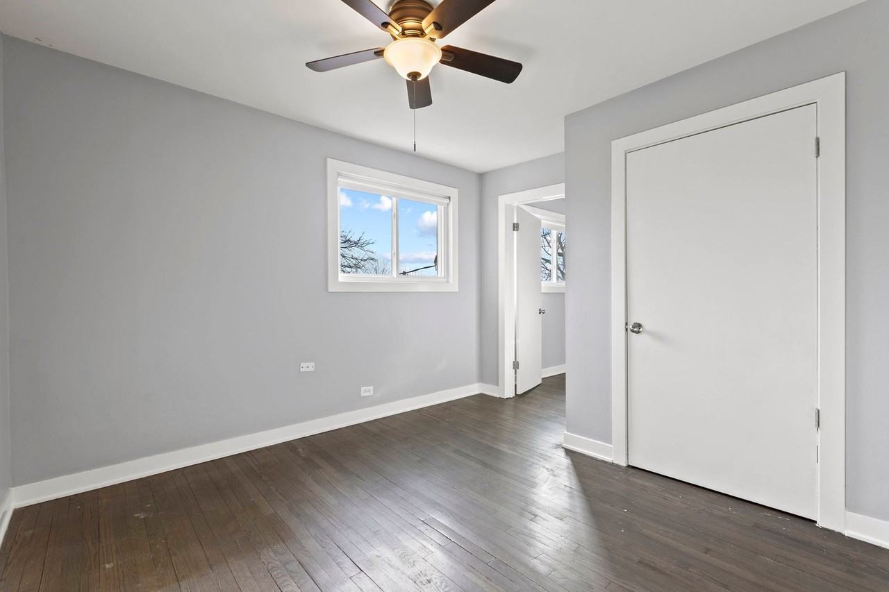 Beautifully upgraded 3 bedrooms - Photo 3 of 16