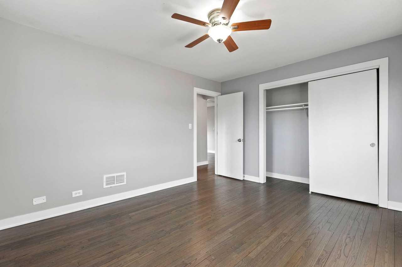 Beautifully upgraded 3 bedrooms - Photo 4 of 16