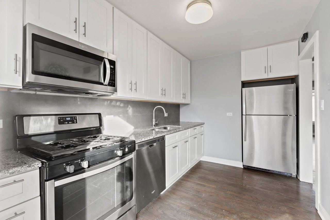 Beautifully upgraded 3 bedrooms - Photo 5 of 16