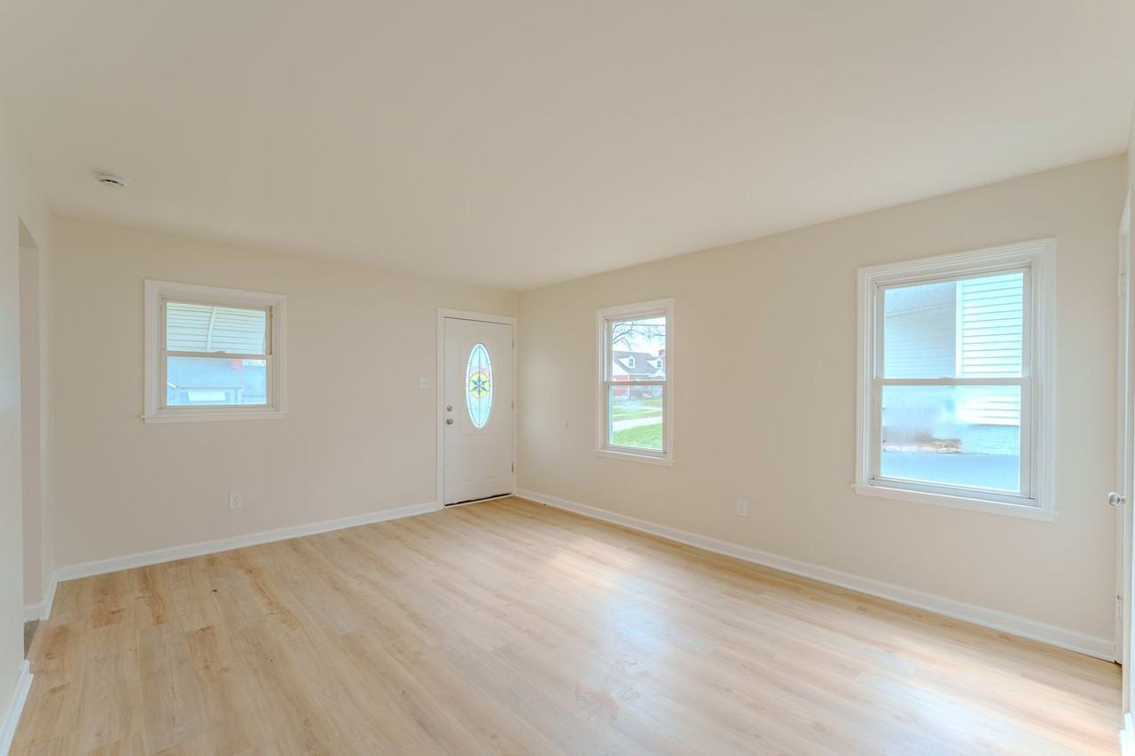 305 Mertland Ave - Photo 3 of 35