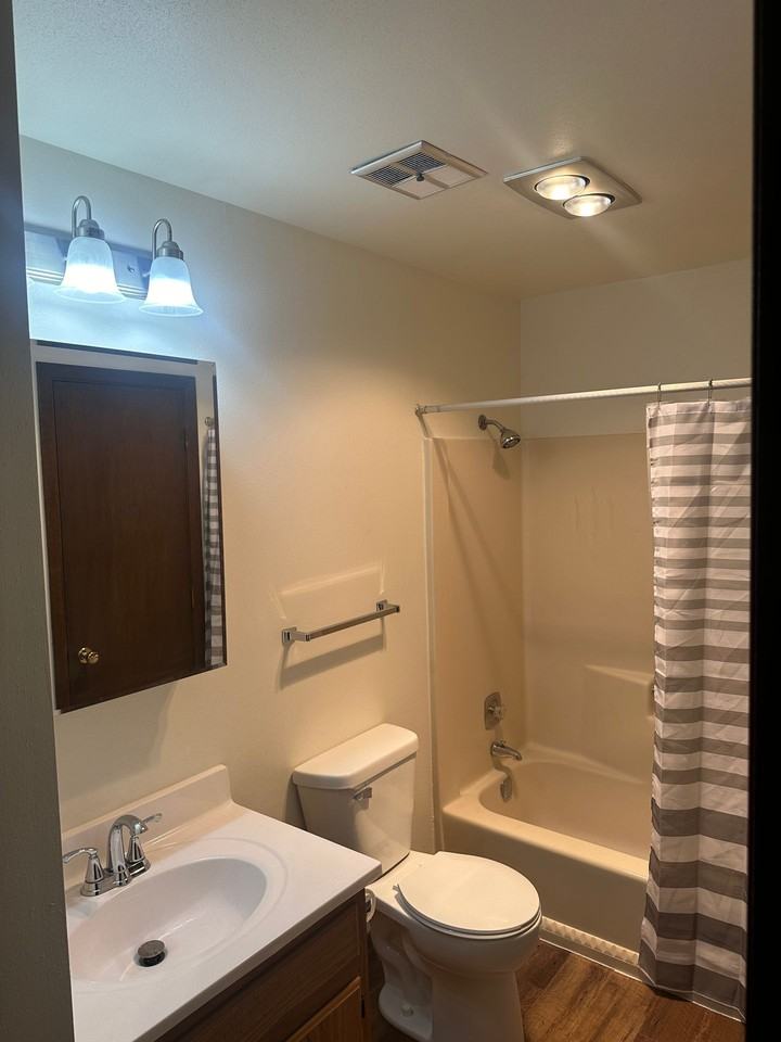 Immaculate Updated 2 Bedroom 1 bath - Photo 3 of 18