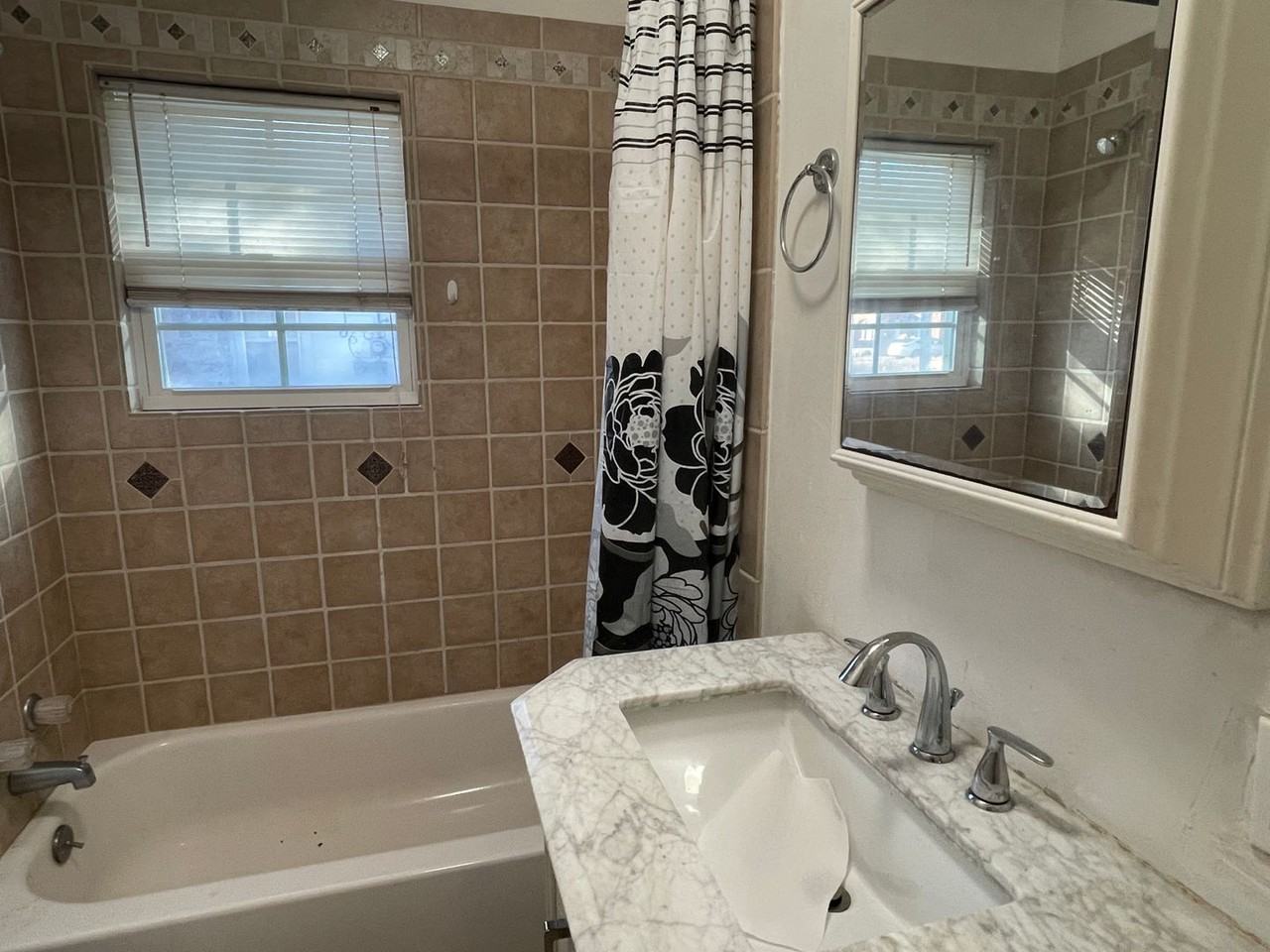 625 W Ford St - Photo 3 of 5