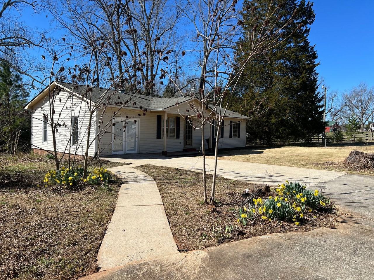 545 Asbury Rd - Photo 2 of 28