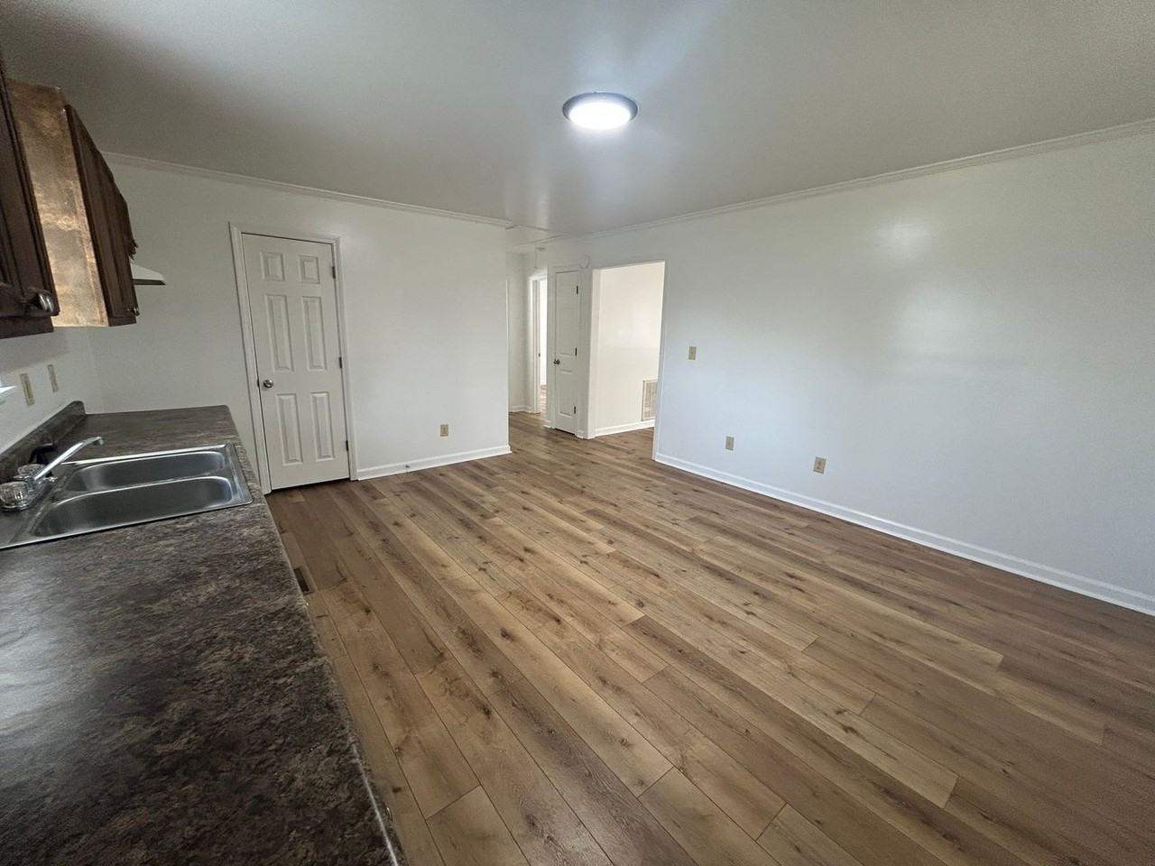 1021 N Lafayette Ave - Photo 5 of 10