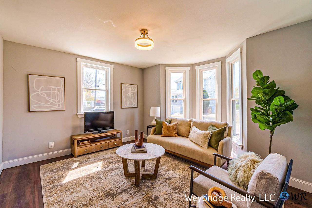 218 Stanley Ave - Photo 3 of 15