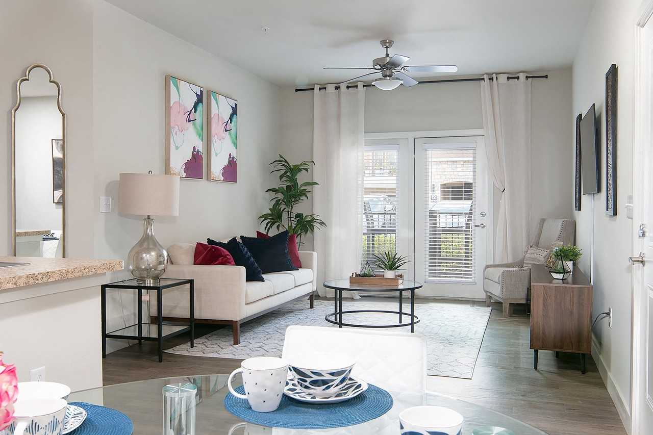 POINTE AT GREENVILLE APARTMENTS - Photo 4 of 43