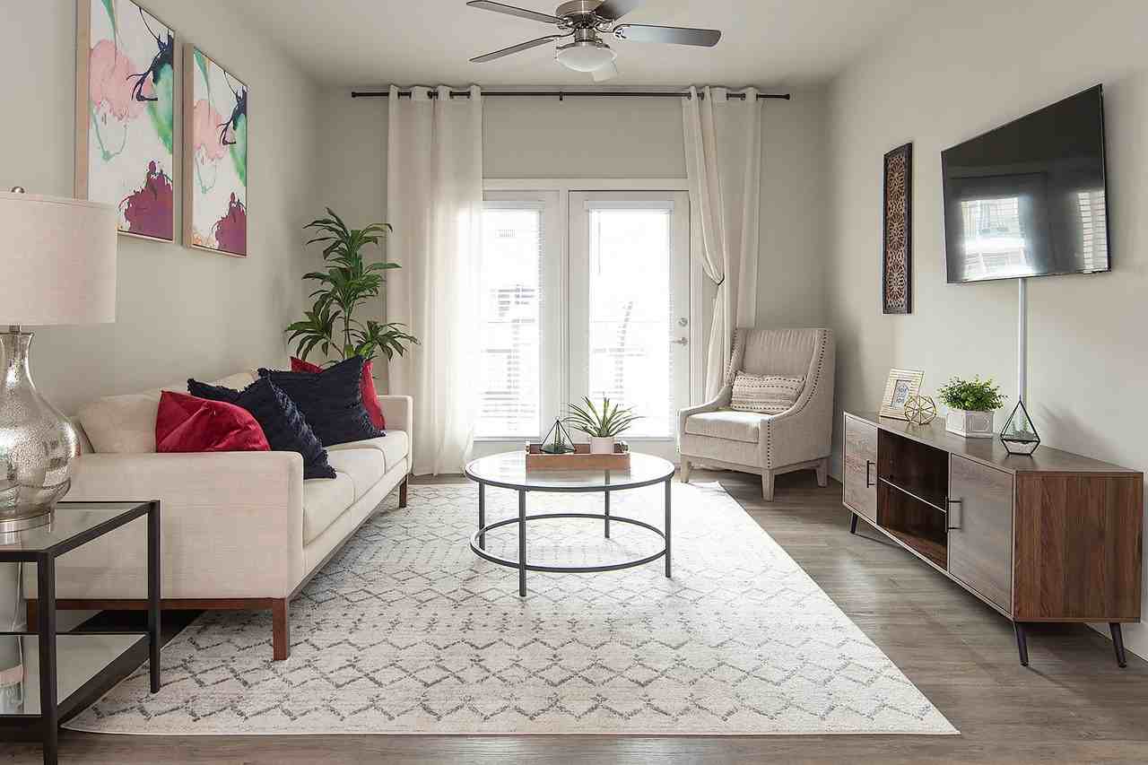 POINTE AT GREENVILLE APARTMENTS - Photo 5 of 43