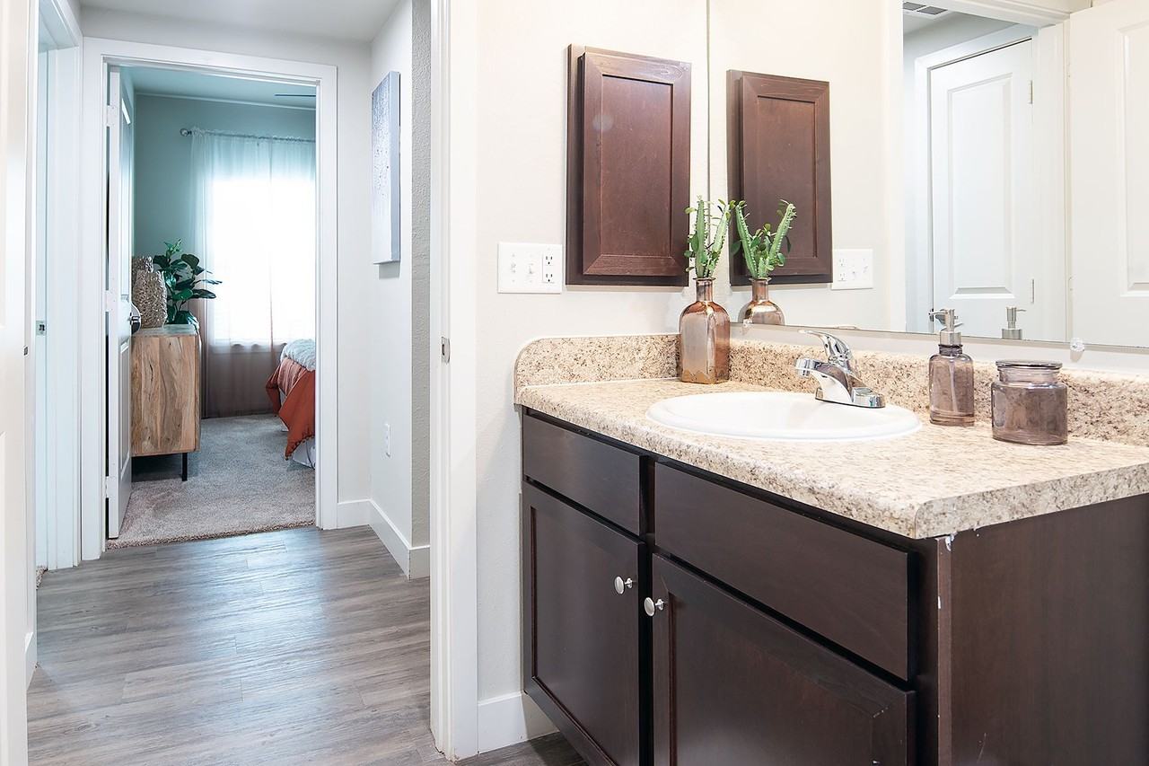 POINTE AT GREENVILLE APARTMENTS - Photo 6 of 41