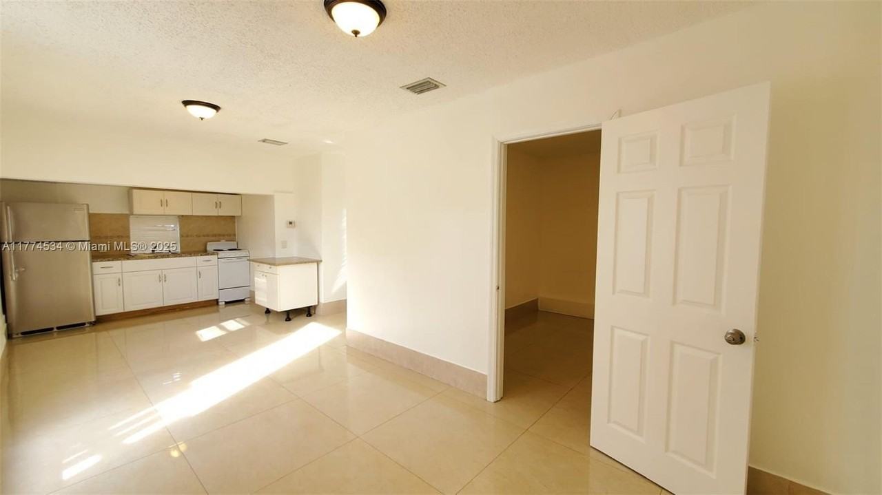 2124 Scott St - Photo 2 of 12