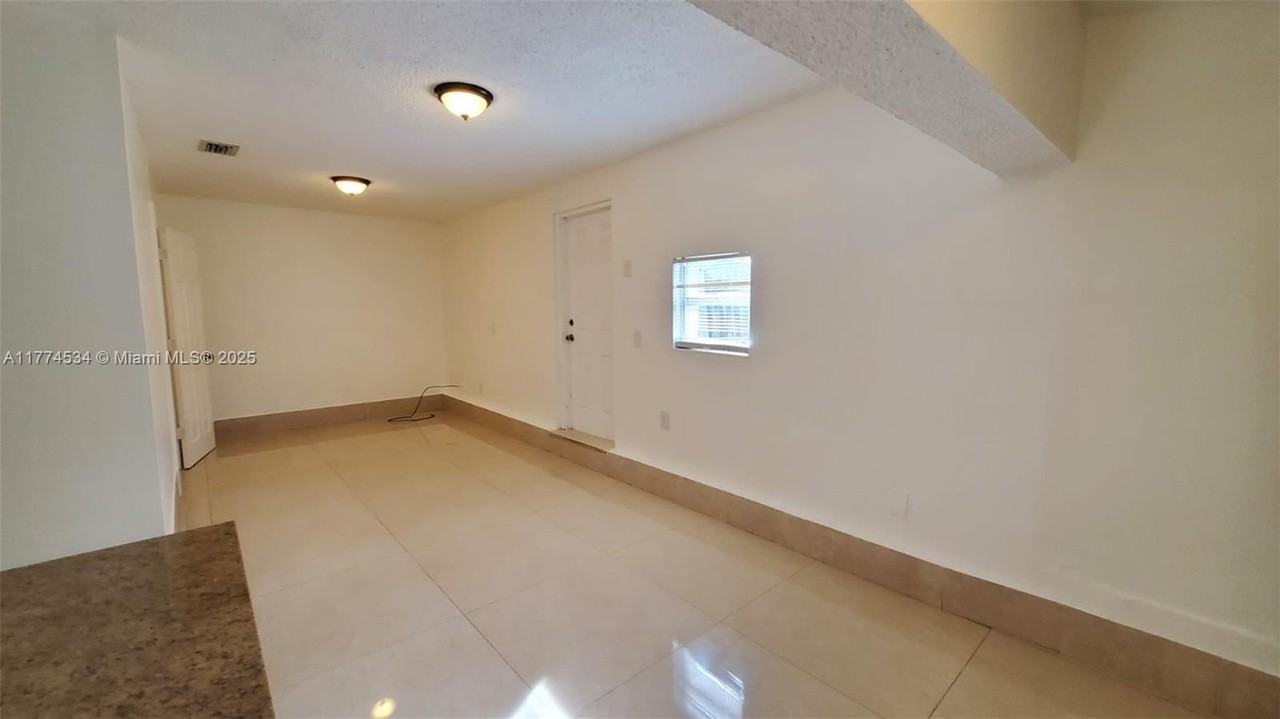 2124 Scott St - Photo 5 of 12