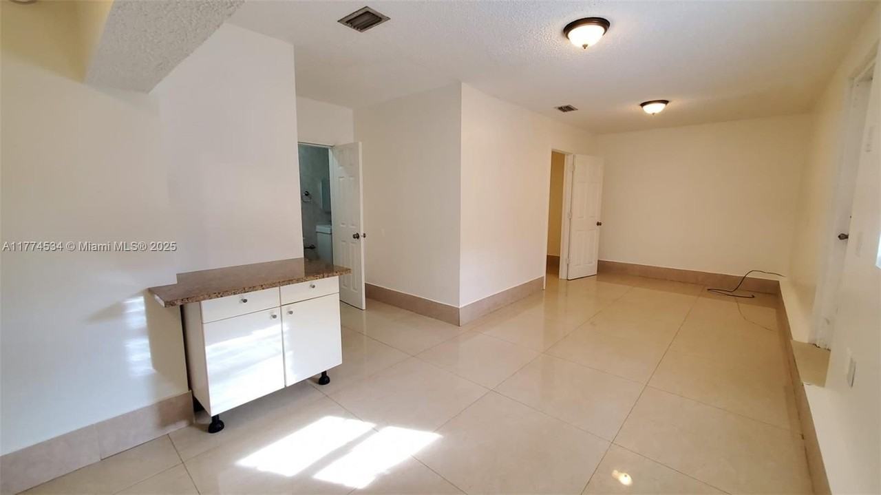 2124 Scott St - Photo 6 of 12