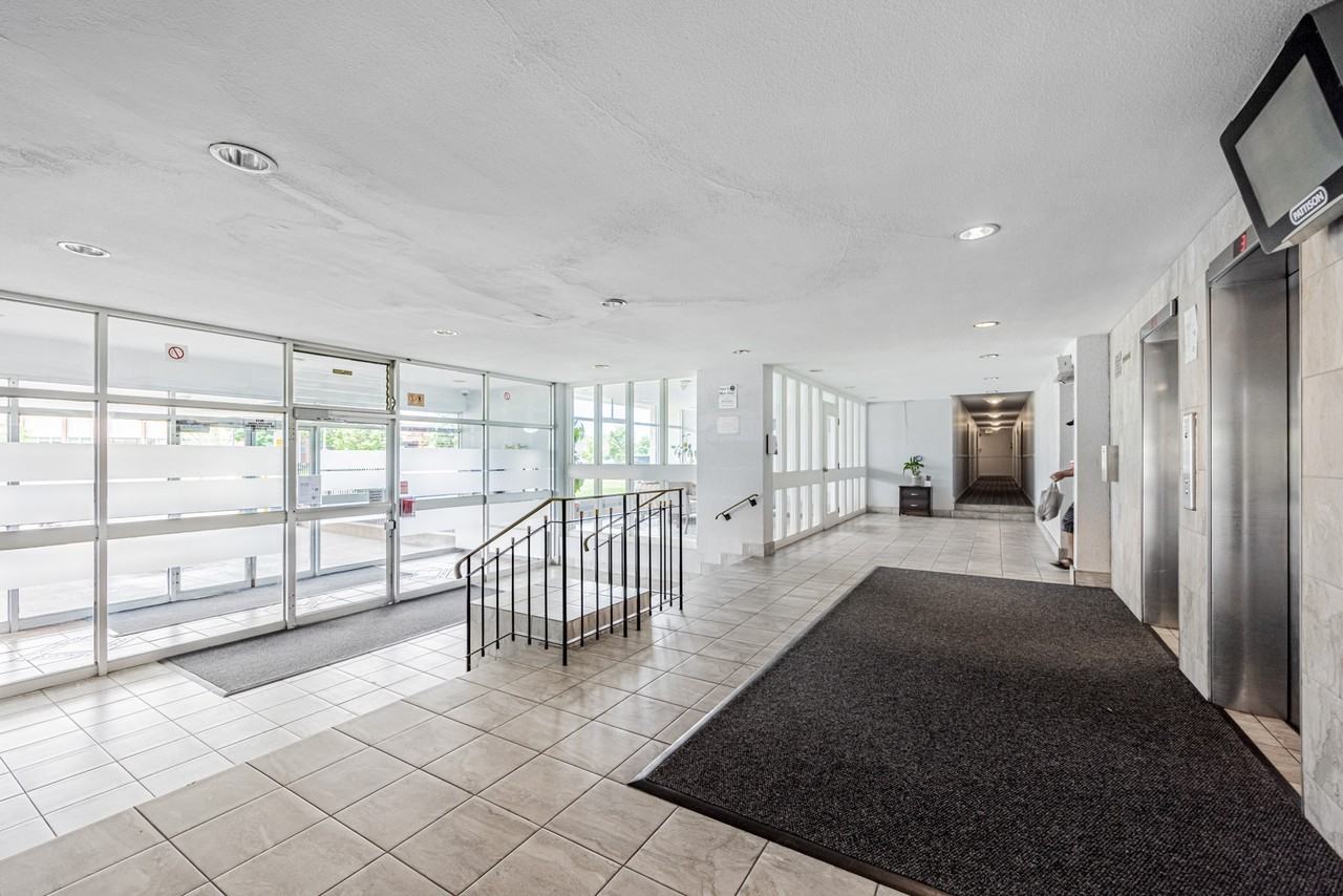 25 Stong Court - Photo 3 of 13