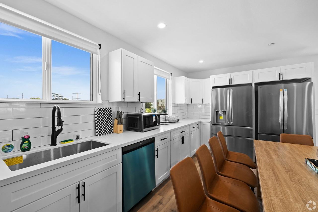 HR 1638 N Soto St - Photo 2 of 6