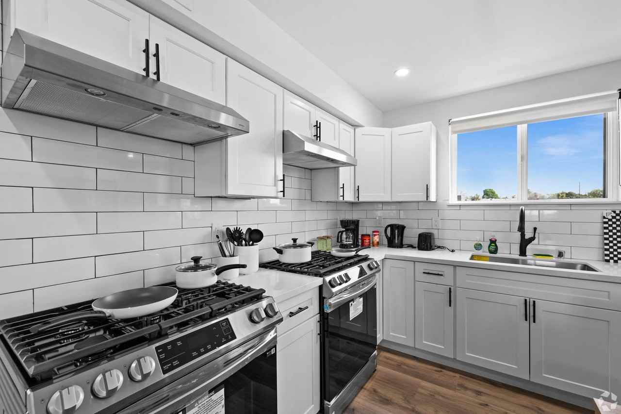 HR 1638 N Soto St - Photo 3 of 6