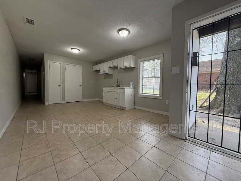 1384 S Wellington St - Photo 3 of 9