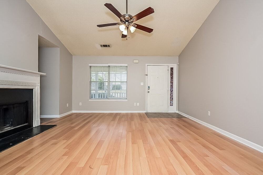 3709 Hudson Ct - Photo 4 of 19