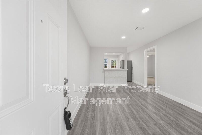 4630 Clover St - Photo 4 of 27