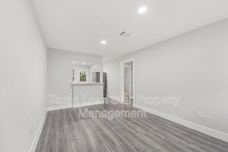 4630 Clover St - Photo 5 of 27