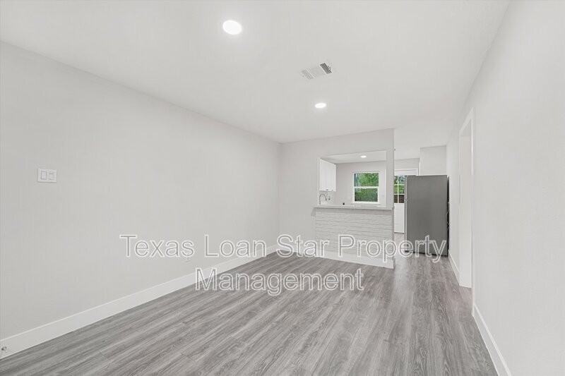 4630 Clover St - Photo 7 of 27