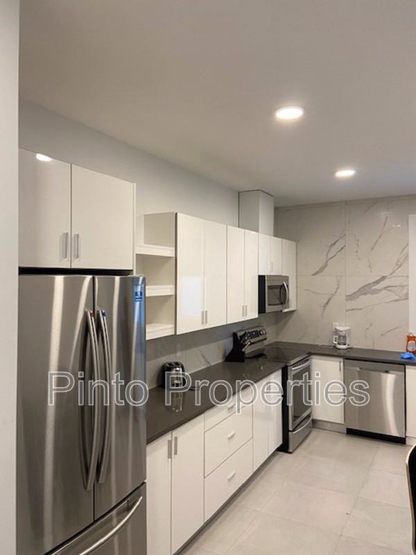 10749 86 Ave Nw #1 - Photo 6 of 8
