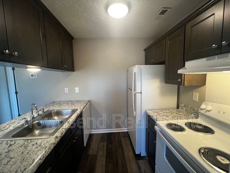 1409 Ireland Dr Apt D - Photo 3 of 11