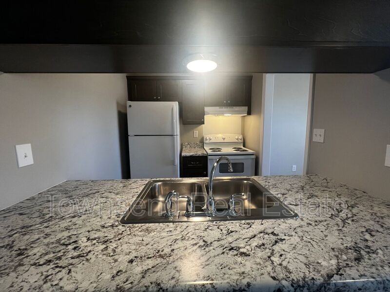 1409 Ireland Dr Apt D - Photo 4 of 11