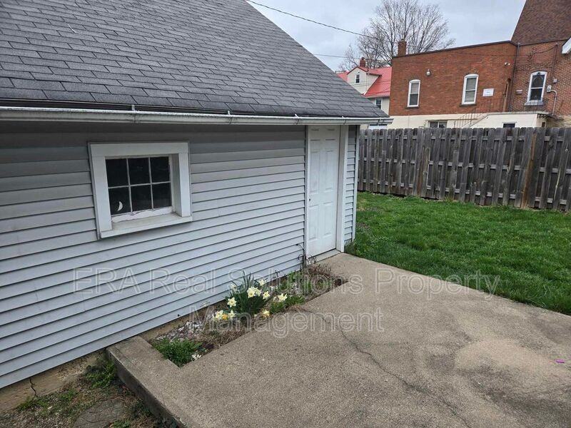 214 W Walnut St - Photo 3 of 20