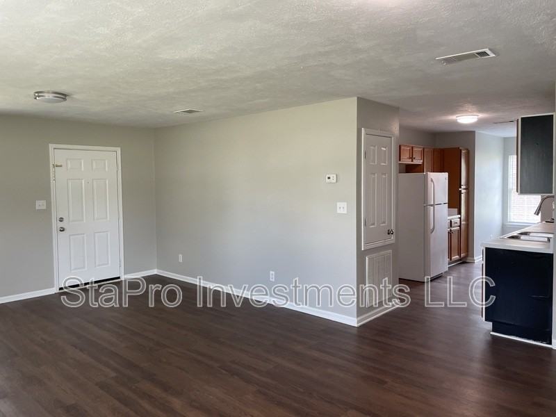 206 Village Pl - Photo 2 of 12