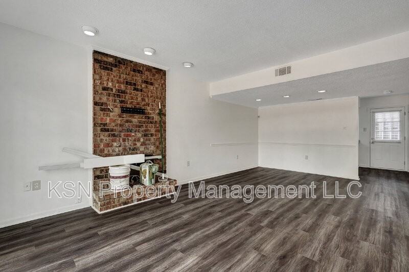 2220 E Victory Dr #24 - Photo 3 of 22