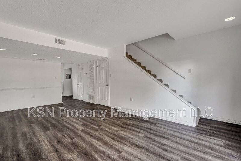 2220 E Victory Dr #24 - Photo 4 of 22