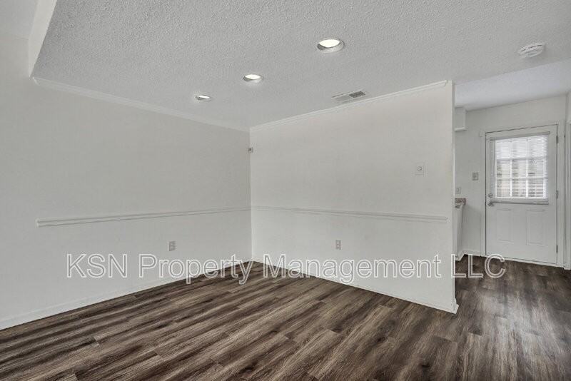 2220 E Victory Dr #24 - Photo 6 of 22