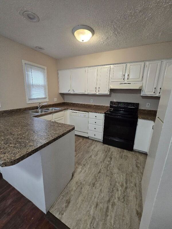 1240 Sampson St - Photo 4 of 16