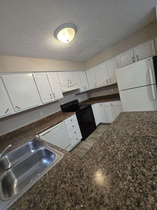 1240 Sampson St - Photo 5 of 16