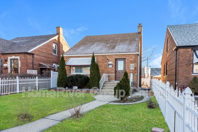 11123 S Avenue E - Photo 2 of 16