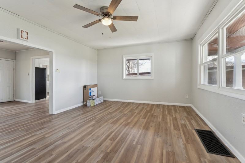 128 Chestnut St - Photo 3 of 30