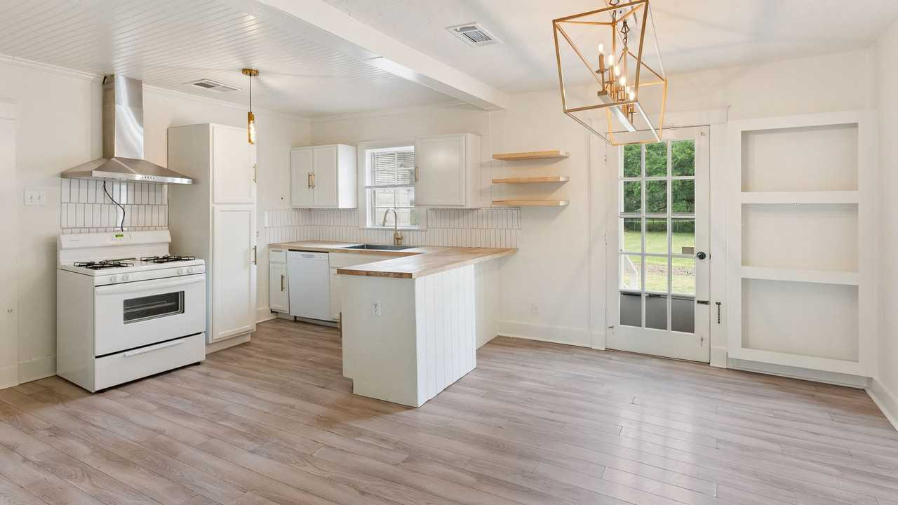 7165 Government St - Photo 2 of 10