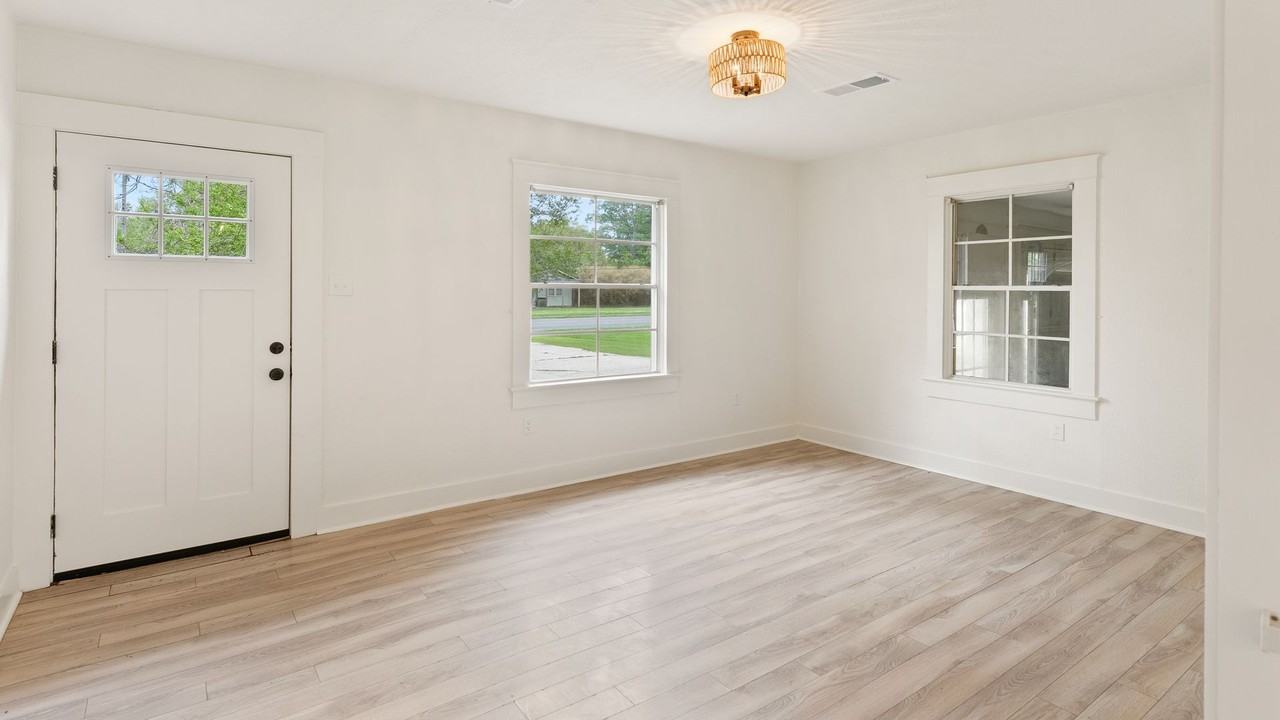 7165 Government St - Photo 3 of 10